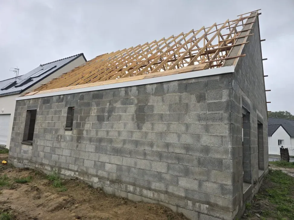 Maison parpaing toit bois
